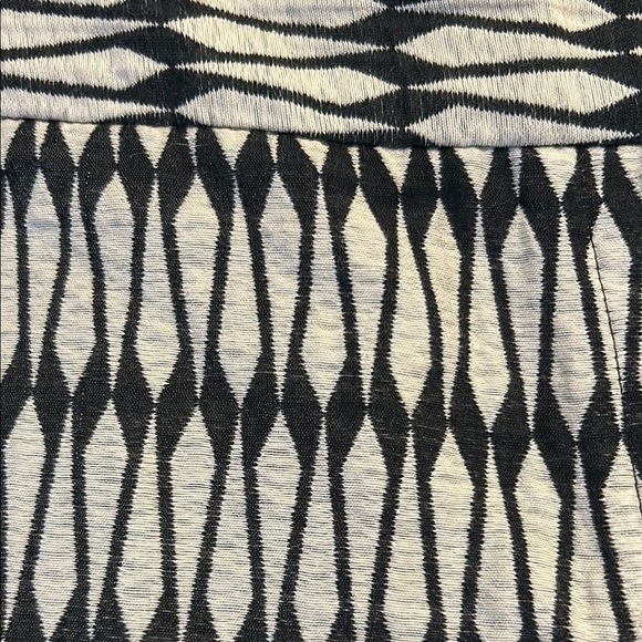 Joe Fresh Black & White Geometric Tribal Print Shorts – Size 14 - Picture 5 of 9